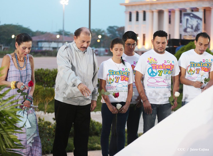 Daniel y Rosario rinden homenaje al Comandante Tom&aacute;s Borge
